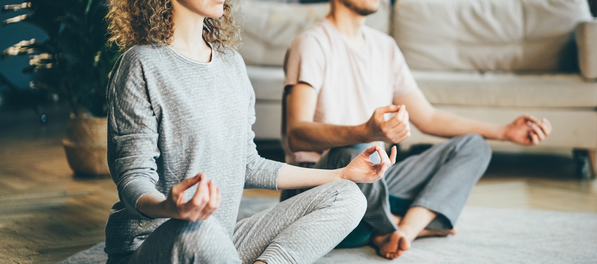 Alanında uzman eğitmenlerimizle gerçekleştirdiğimiz yoga eğitimlerimizi <strong>Online Enstitü</strong>’ye taşıdık.